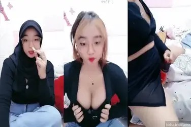 Cewek Cantik Pamer Tubuh Sambil Colmek WOT Menggoda HD